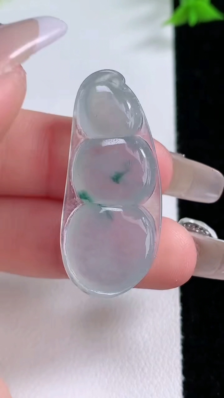 天然A货翡翠冰种飘花福豆吊坠，尺寸37-16.3-5.9，重量:6.52g
3月7日