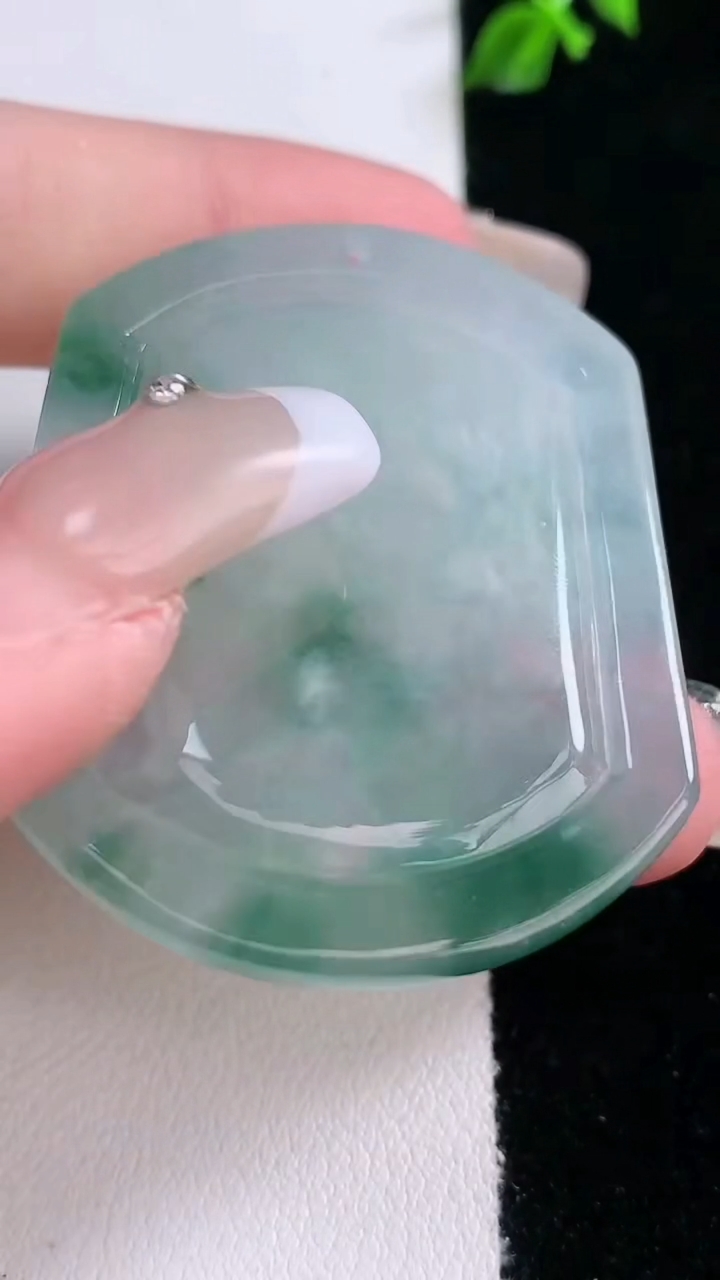 天然A货翡翠飘花生肖羊吊坠，尺寸47-37.7-5，重量:18.98g
3月7日