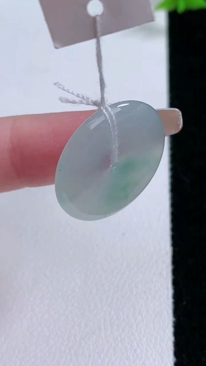 天然A货翡翠冰种飘花平安扣吊坠，尺寸22-3.4，重量:4.19g
3月7日