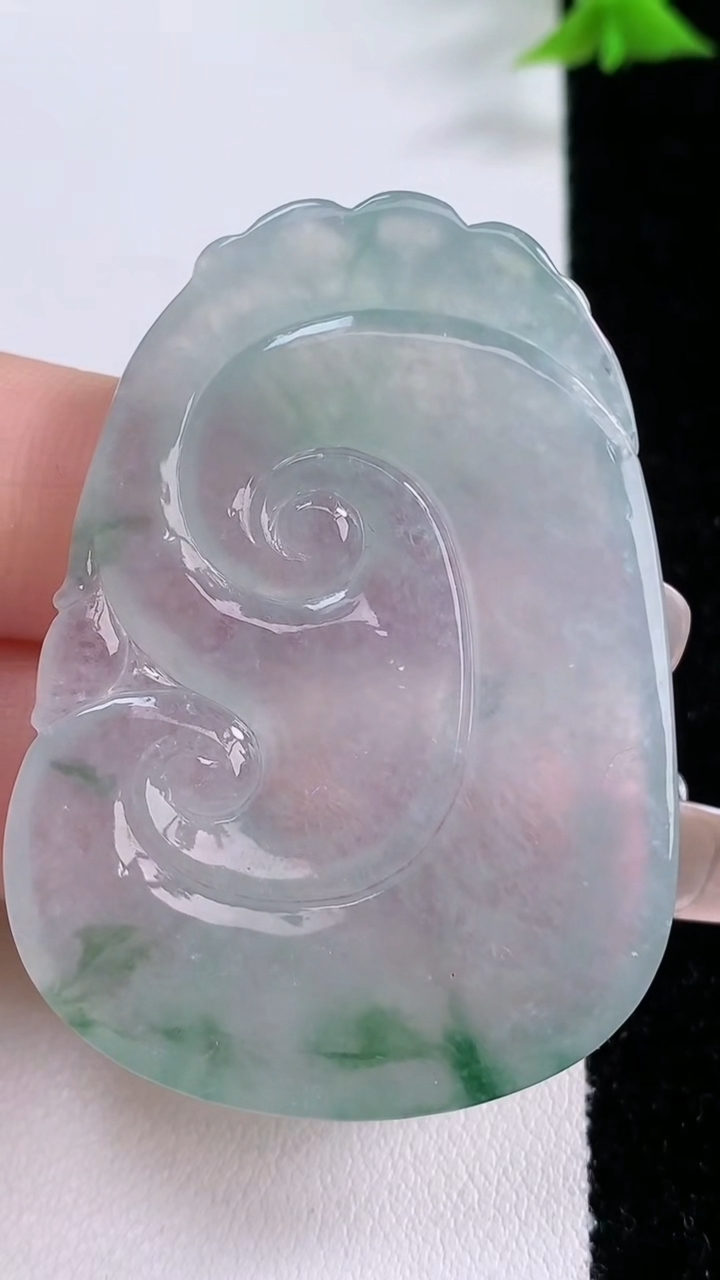 天然A货翡翠种飘花如意吊坠，尺寸49.6-36.3-4.6，重量:20.09g
3月7日