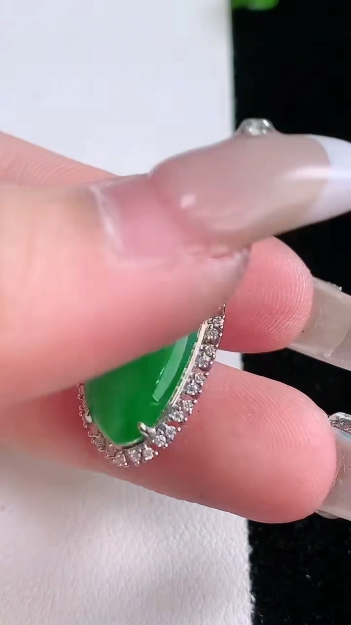 天然A货翡翠福瓜吊坠，尺寸31-13.7-6.6，裸石18-10.6重量:3.57g
3月7日