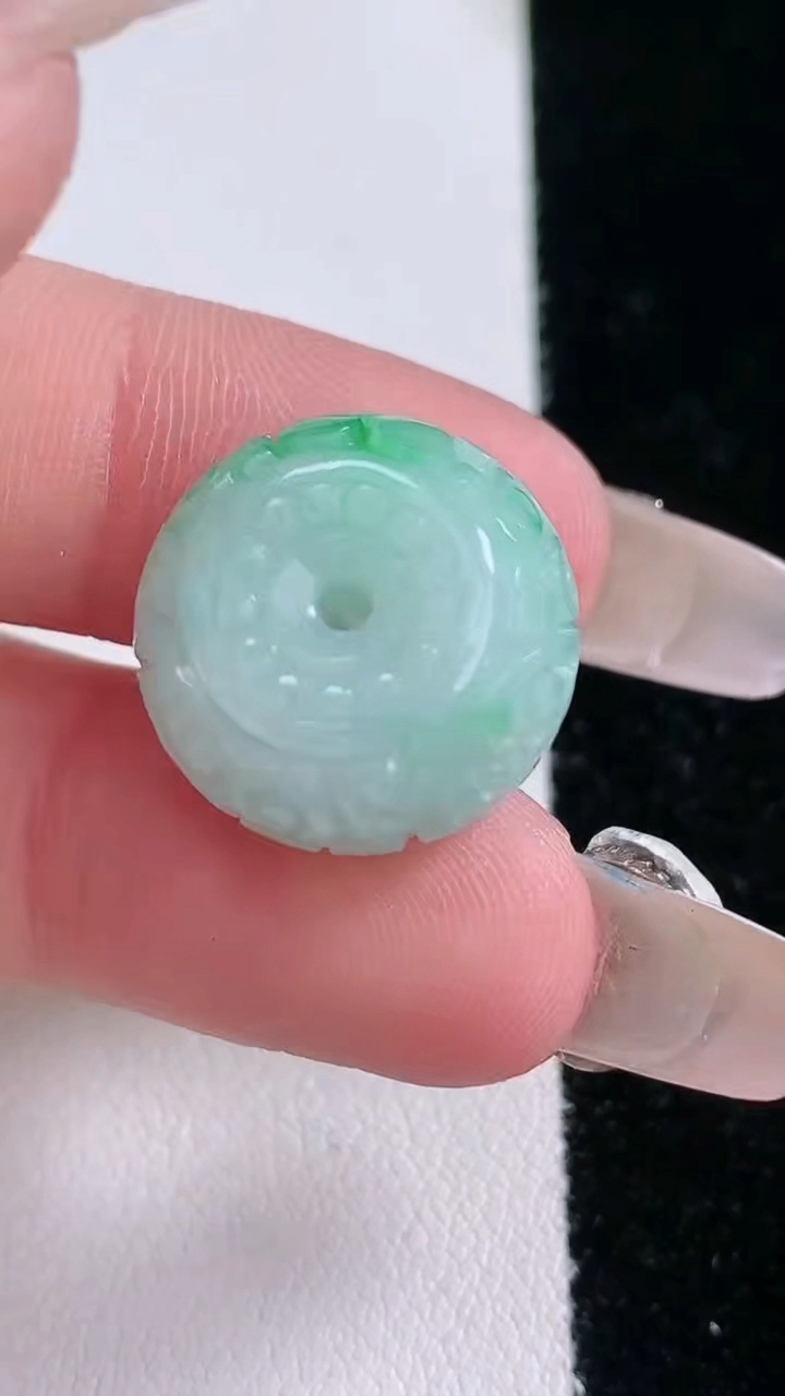 天然A货翡翠雕花路路通吊坠，尺寸17.2-11.4，重量:7.00g
3月7日