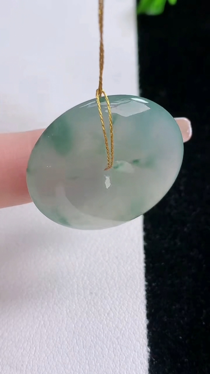 天然A货翡翠冰种飘花平安扣吊坠，尺寸28-5.5，重量:9.68g
3月7日