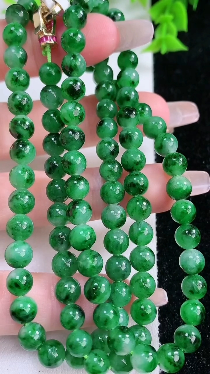 天然A货翡翠圆珠项链，尺寸5.8-98颗，重量:41.63g
3月7日