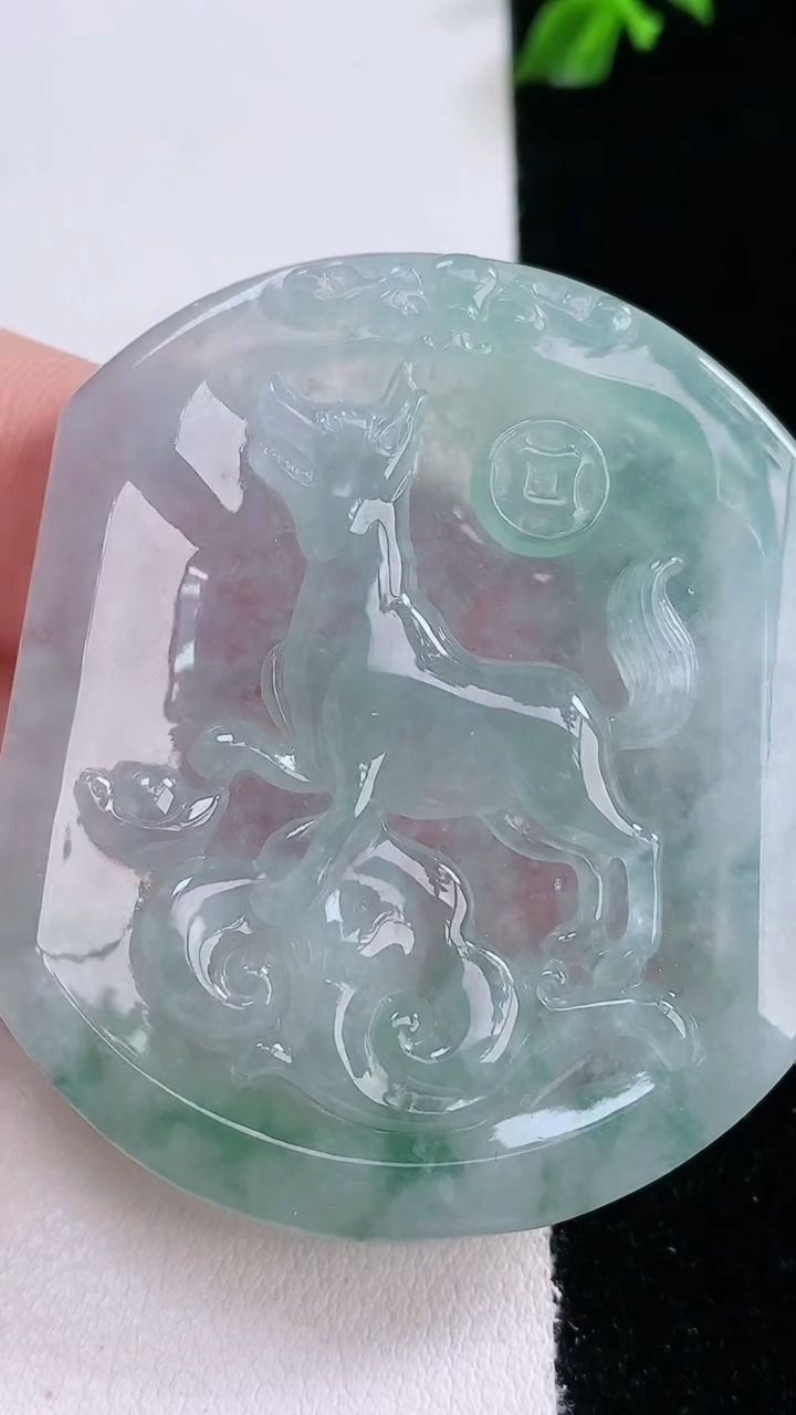 天然A货翡翠生肖狗吊坠，尺寸49.8-42-5.5，重量:24.65g
3月7日