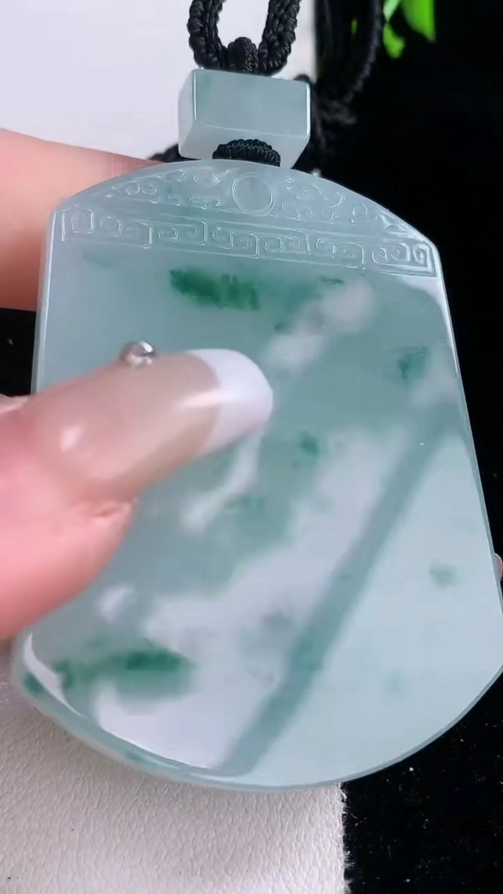 天然A货翡翠种飘花仿古无事牌吊坠，尺寸54.4-41.2-6，重量:43.51g
3月7日