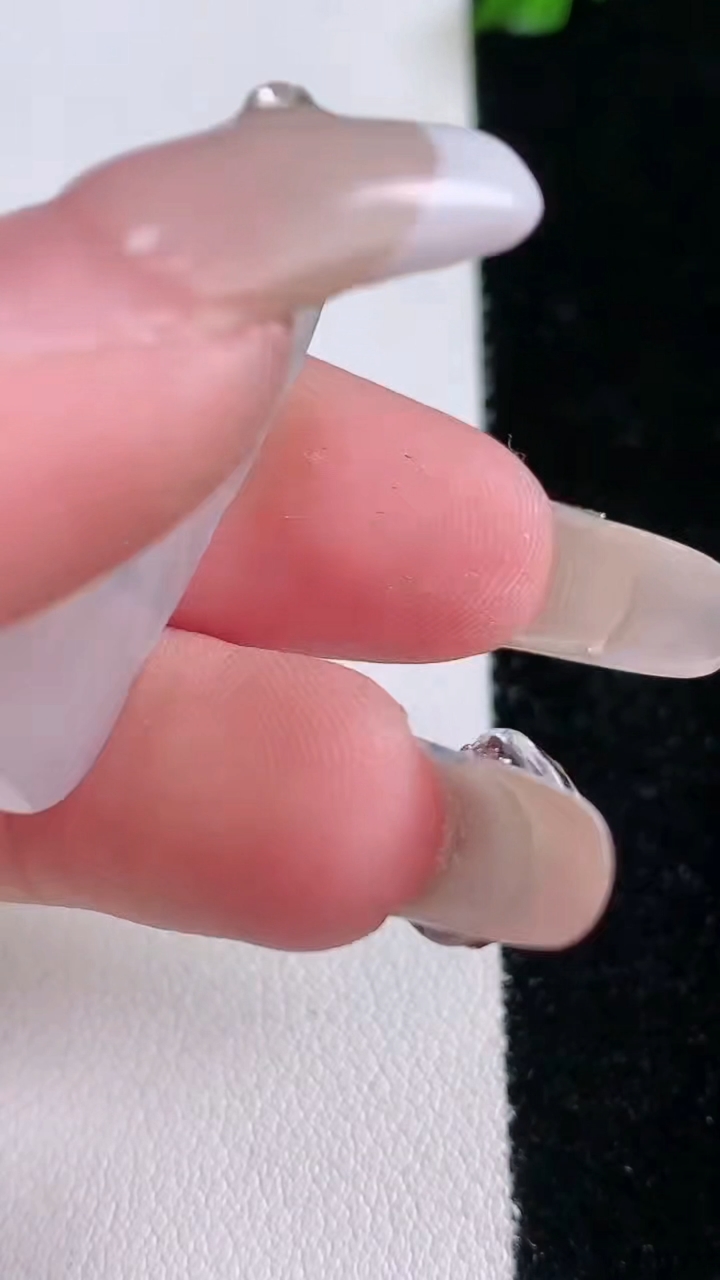 天然A货翡翠生肖鼠吊坠，尺寸32-16.2-4，重量:5.02g
3月7日