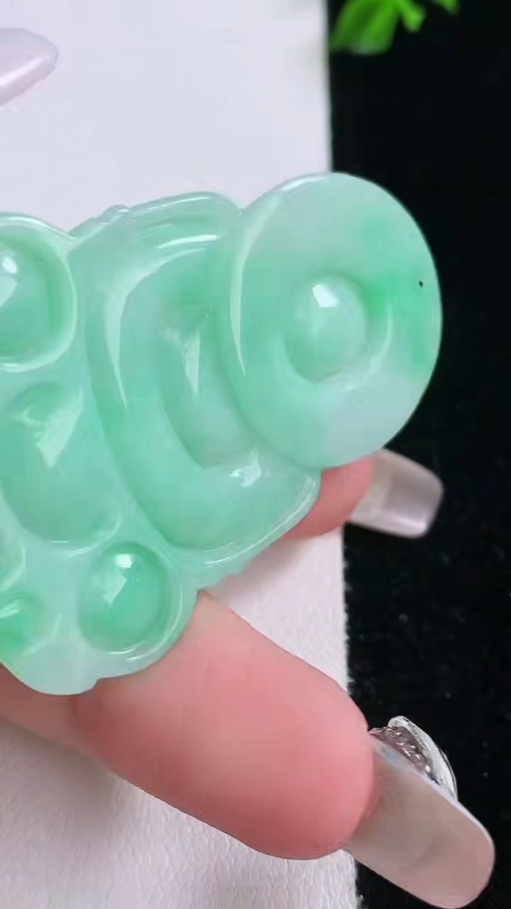 天然A货翡翠观音菩萨吊坠，尺寸49-33.8-4.5，重量:13.04g
3月7日