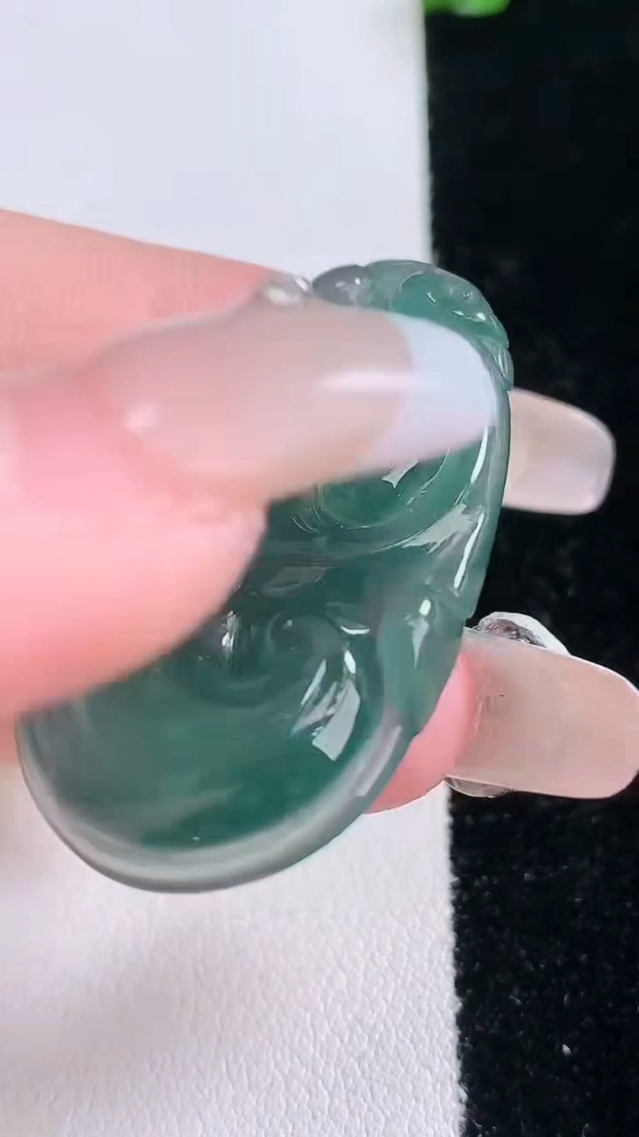 天然A货翡翠如意吊坠，尺寸37.8-23.6-5.4，重量:9.36g
3月7日