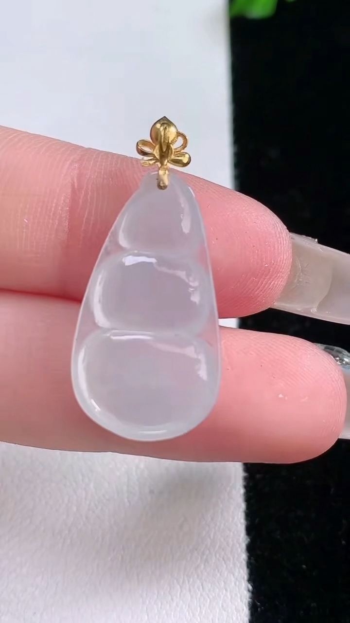 天然A货翡翠种白冰福豆吊坠，尺寸22.7-13.4-3.7，重量:2.30g
3月7日