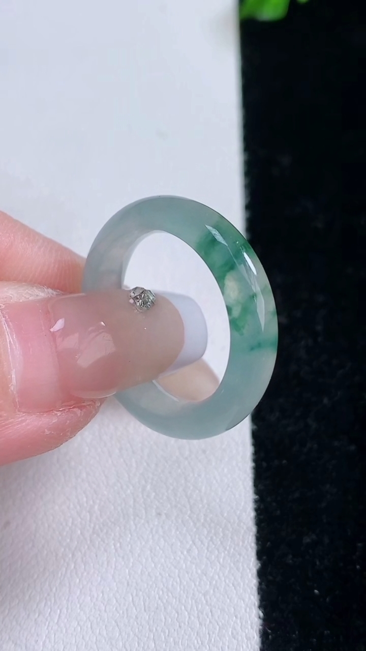 天然A货翡翠冰种飘花指环戒指，尺寸17.5-4.4-3，重量:3.29g2026年3月7日
工厂直销收藏佳品,种好水足，色泽均匀，有种有色，上手高大气！