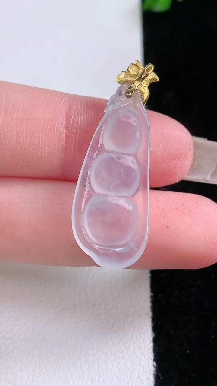 天然A货翡翠种白冰福豆吊坠，尺寸26.4-12.6-3，重量:1.83g
3月7日