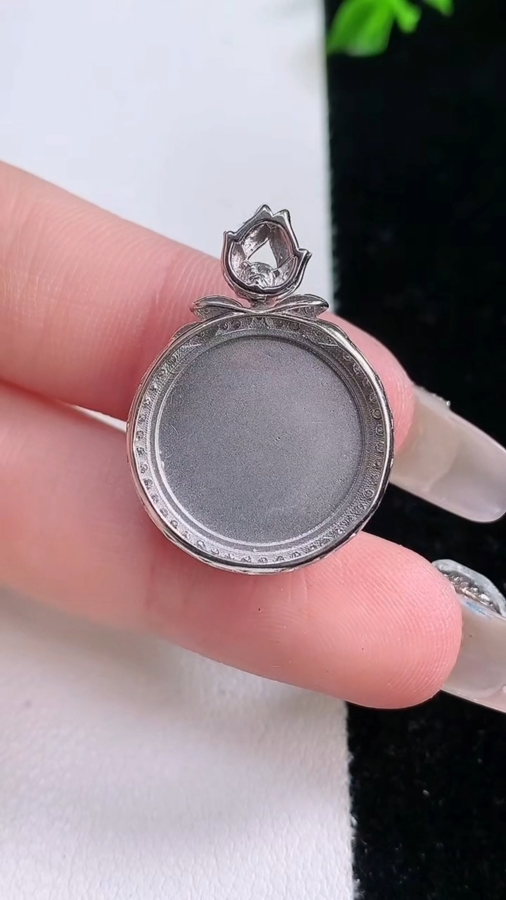 天然A货翡翠无事牌吊坠，尺寸27.4-19.8-5.5，裸石16重量:4.30g
3月7日