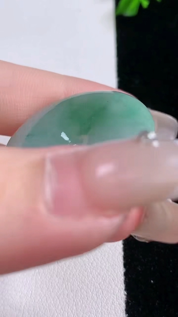 天然A货翡翠平安扣吊坠，尺寸32.4-5.2，重量:12.50g
3月7日