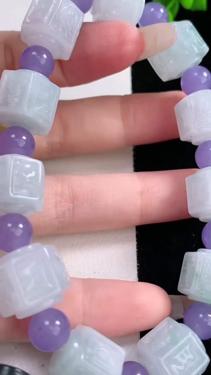 天然A货翡翠路路通手串，尺寸12.6-12-11颗，重量:62.03g3月7日
工厂直销收藏佳品,种好水足，色泽均匀，有种有色，上手高大气！