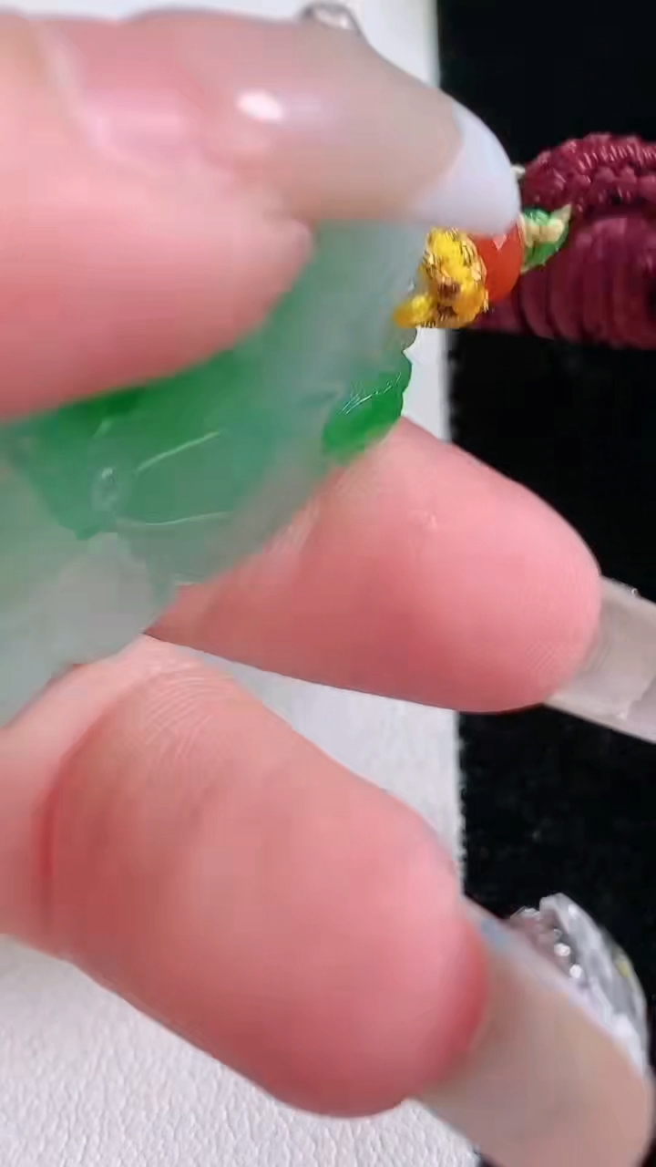 天然A货翡翠和和美美 荷叶鱼吊坠，尺寸40.5-23.2-8，重量:18.36g
3月7日