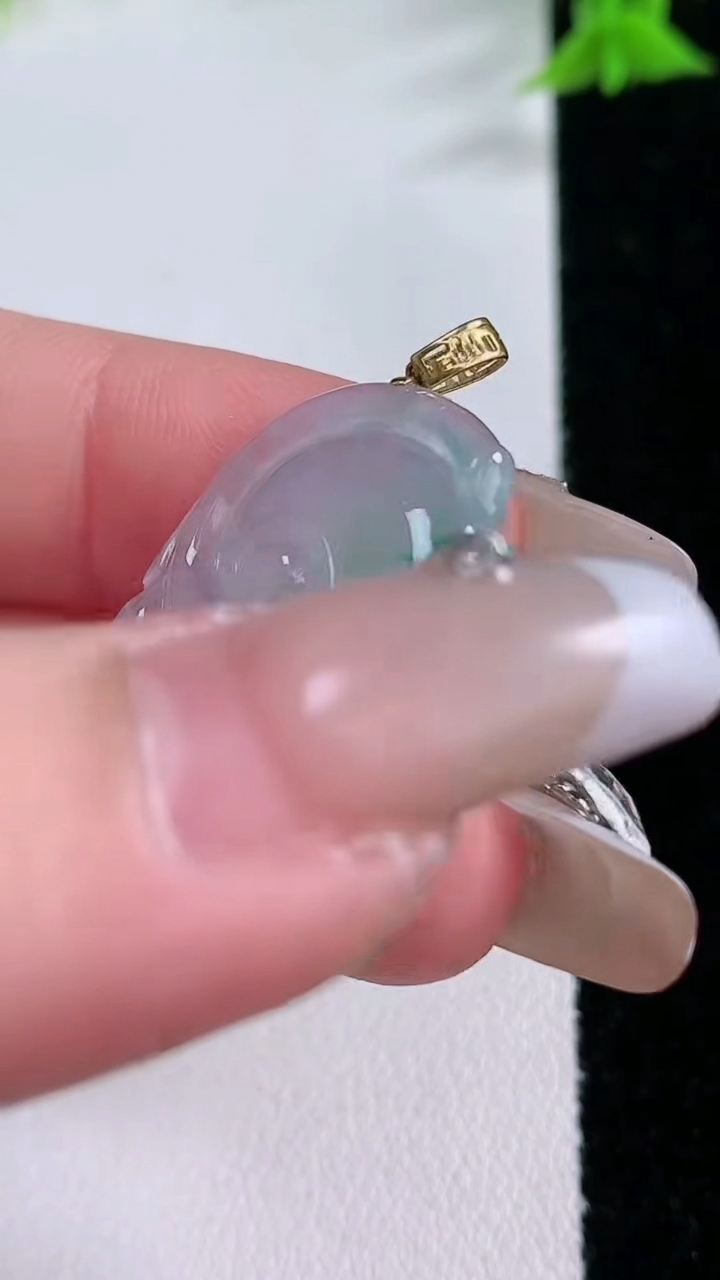 天然A货翡翠如意吊坠，尺寸30-20.4-4，重量:5.45g
3月7日