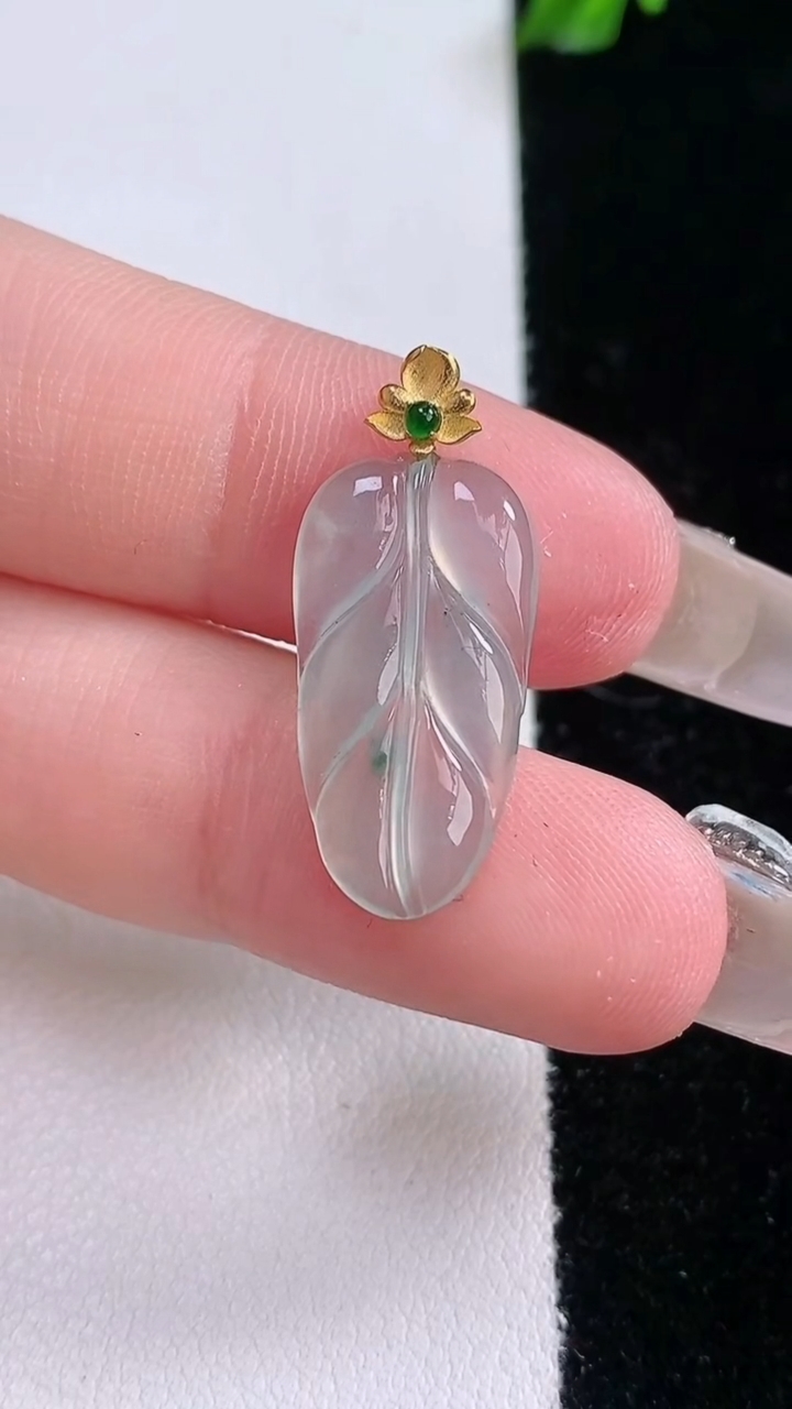 天然A货翡翠种飘花金枝玉叶 叶子吊坠，尺寸20.5-10.8-2.3，重量:1.38g
3月7日