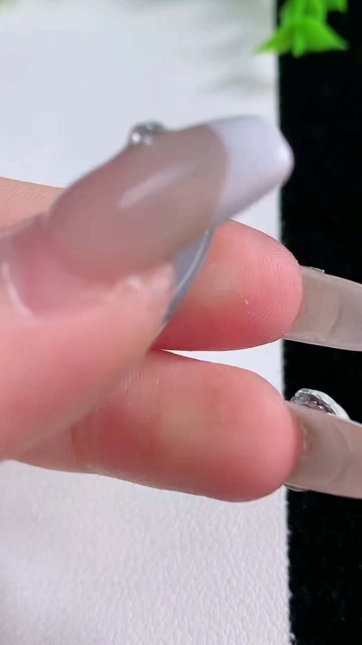 天然A货翡翠种飘花福瓜吊坠，尺寸27.3-12.7-5.4，重量:4.82g
3月7日