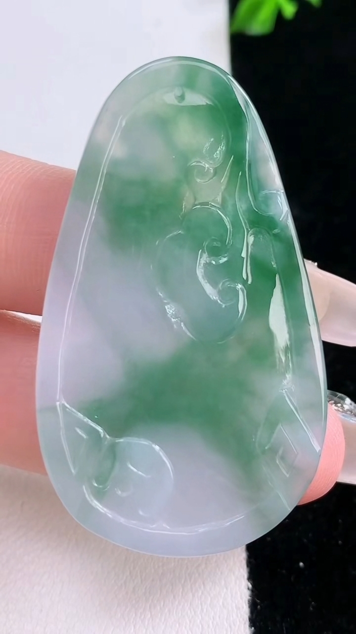 天然A货翡翠鸟语花香吊坠，尺寸47.8-28.3-4.5，重量:13.01g
3月7日