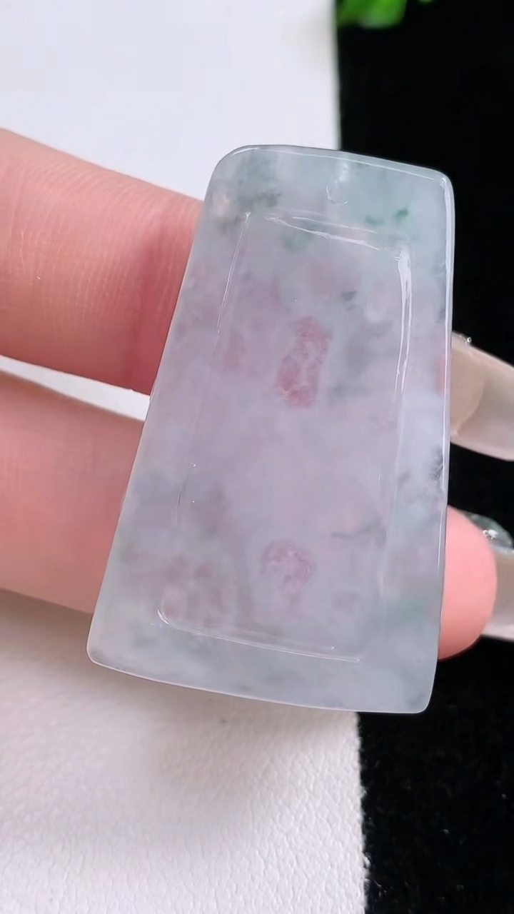 天然A货翡翠冰种飘花生肖鸡吊坠，尺寸39.2-25-5.2，重量:10.69g
3月7日