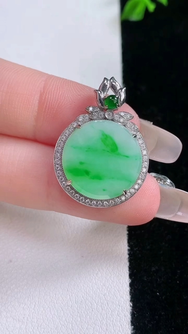 天然A货翡翠无事牌吊坠，尺寸27.4-19.8-5.5，裸石16重量:4.30g
3月7日