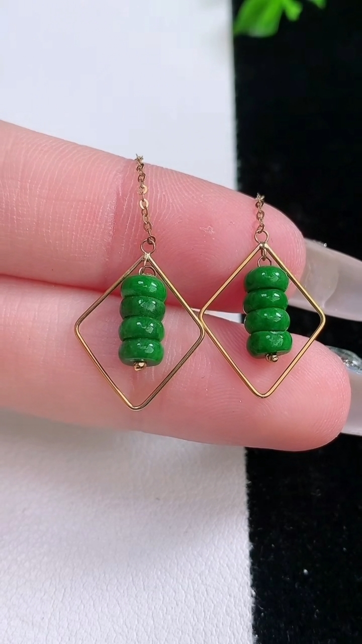 天然A货翡翠算盘珠吊坠，尺寸4.8-2.2，重量:1.97g3月7日
工厂直销收藏佳品,种好水足，色泽均匀，有种有色，上手高大气！