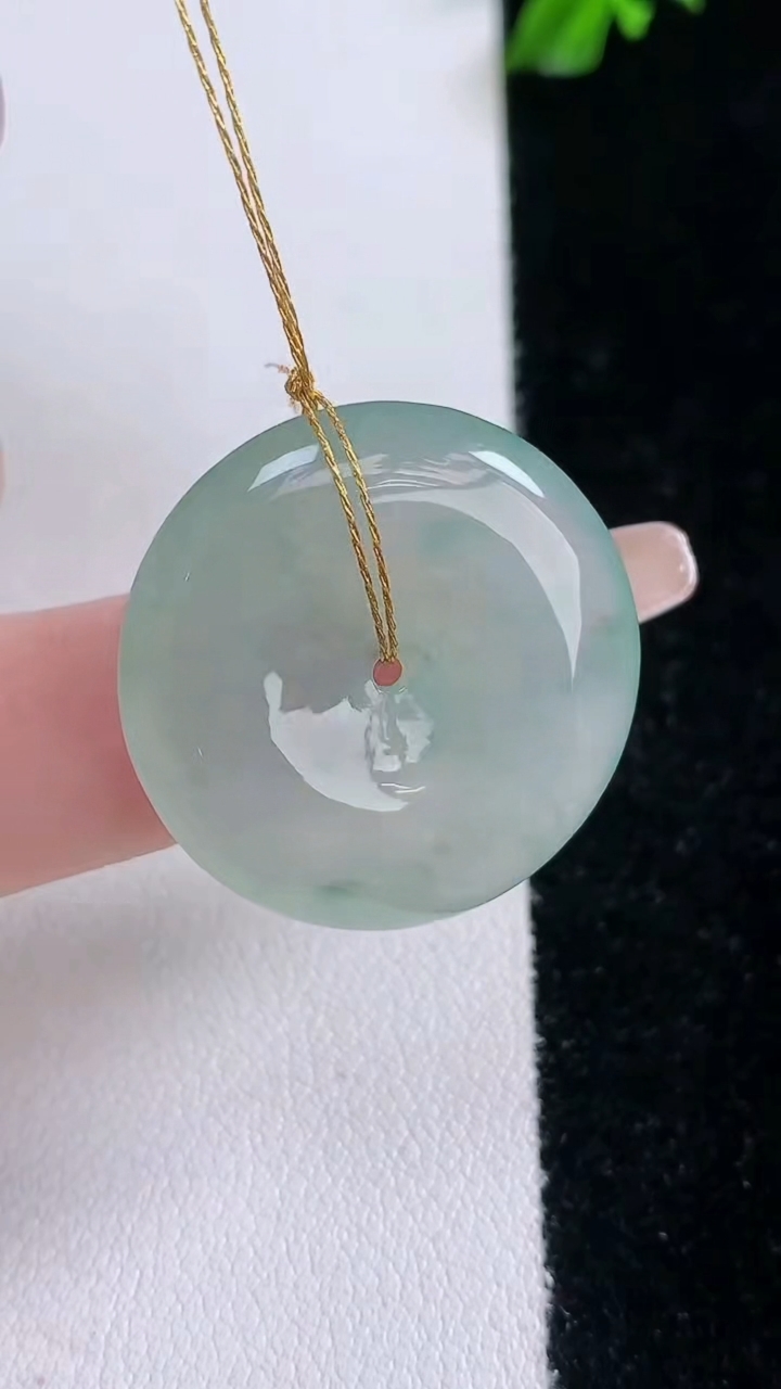 天然A货翡翠冰种飘花平安扣吊坠，尺寸25.4-5，重量:8.10g
3月7日