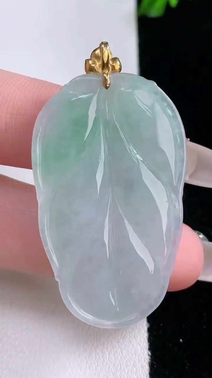 天然A货翡翠金枝玉叶 叶子吊坠，尺寸41.5-25.2-4.7，重量:11.23g
3月7日