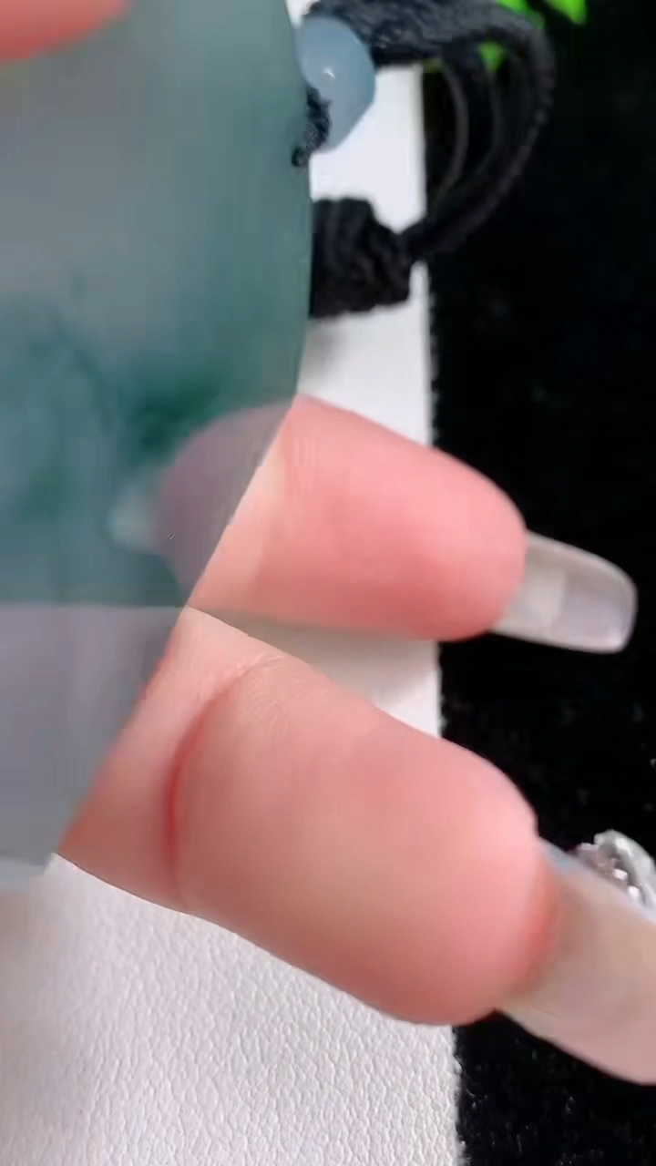 天然A货翡翠种飘花无事牌吊坠，尺寸52-40-5.4，重量:36.71g
3月7日