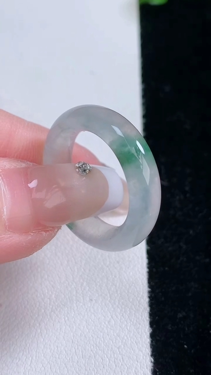 天然A货翡翠冰种飘花指环戒指，尺寸17.4-5.6-4，重量:4.28g2026年3月7日
工厂直销收藏佳品,种好水足，色泽均匀，有种有色，上手高大气！