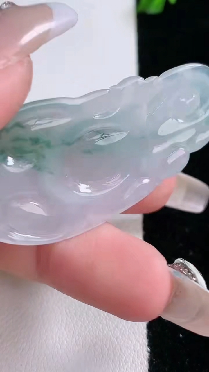 天然A货翡翠飘花布袋佛吊坠，尺寸49.7-24.3-4，重量:8.18g
3月7日