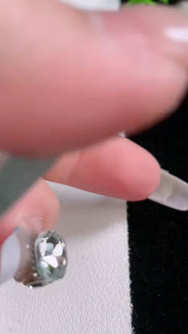 天然A货翡翠生肖狗吊坠，尺寸49.8-42-5.5，重量:24.65g
3月7日