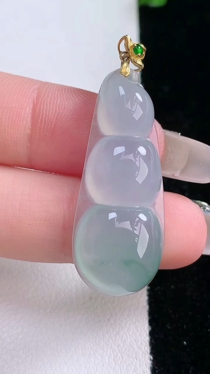 天然A货翡翠种飘花福豆吊坠，尺寸37-14.8-6，重量:5.98g
3月7日