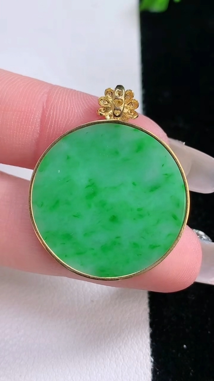 天然A货翡翠无事牌吊坠，尺寸26-1.8，重量:4.81g
3月7日