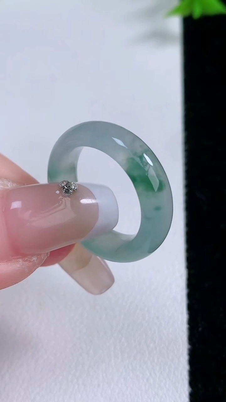 天然A货翡翠冰种飘花指环戒指，尺寸16-5.4-3.4，重量:3.72g2026年3月7日
工厂直销收藏佳品,种好水足，色泽均匀，有种有色，上手高大气！