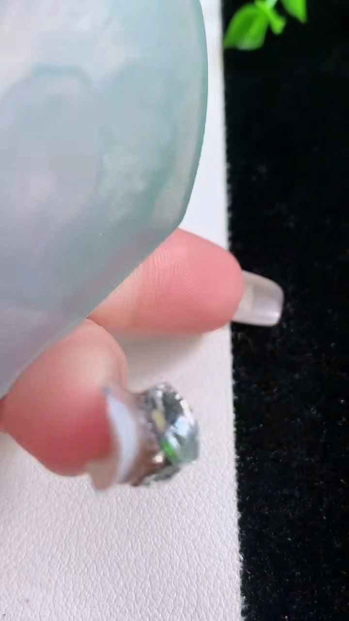 天然A货翡翠阿弥陀佛吊坠，尺寸52-41.5-5，重量:26.03g
3月7日