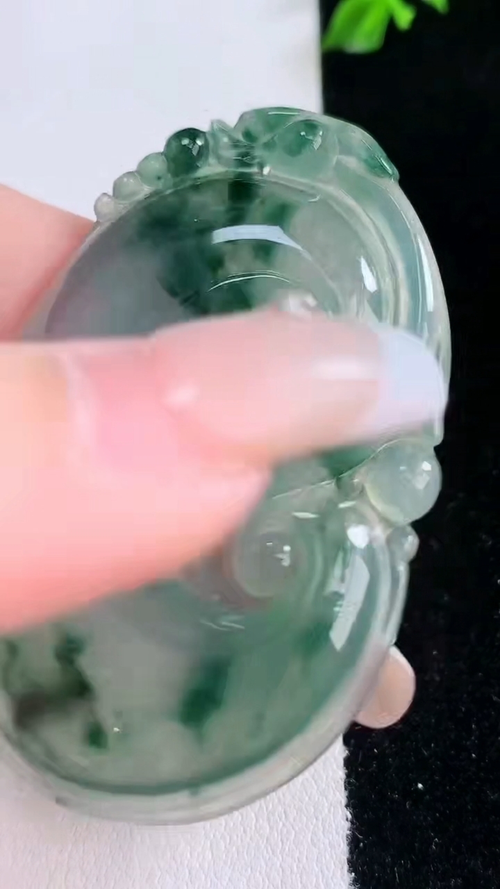 天然A货翡翠飘花如意吊坠，尺寸57.4-37.5-5.6，重量:21.80g
3月7日