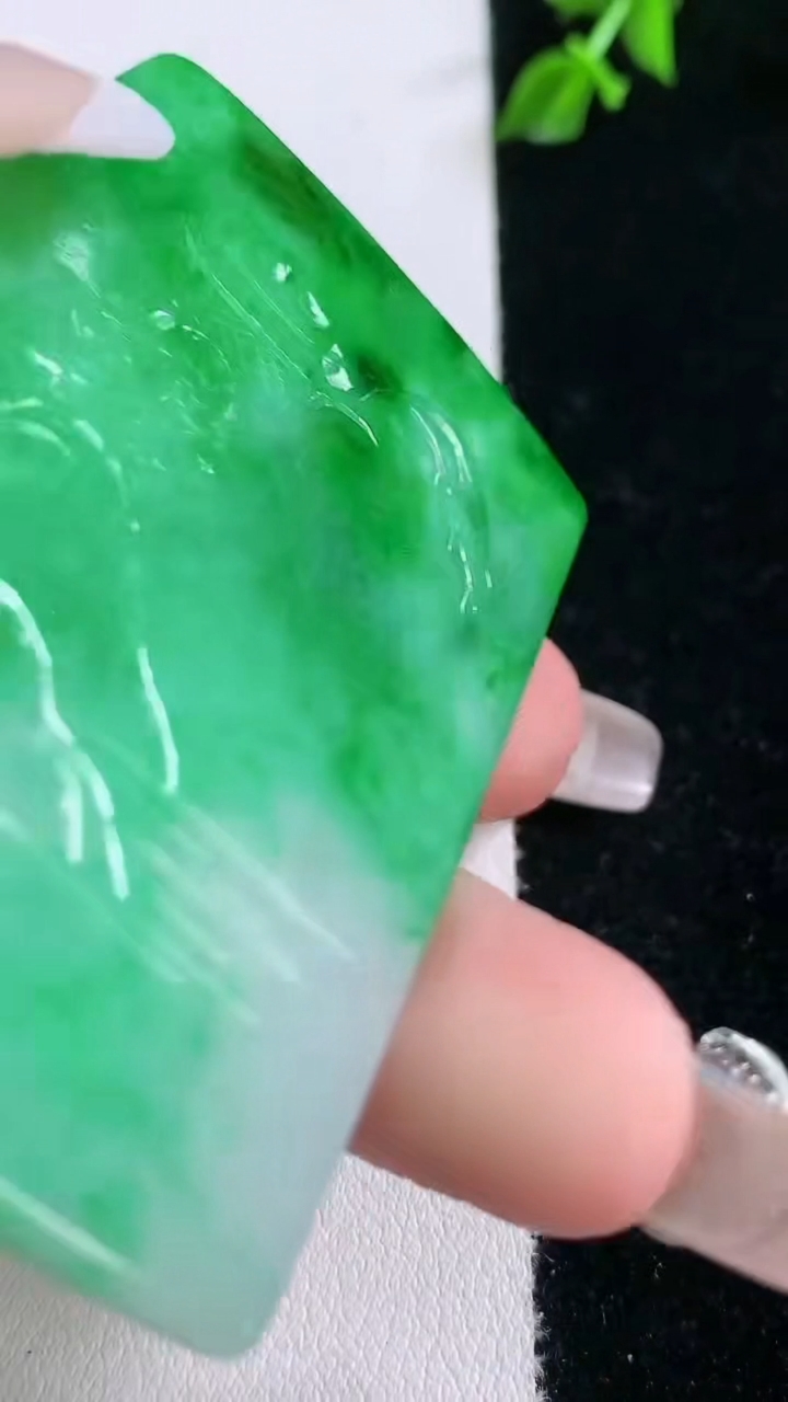 天然A货翡翠山水牌吊坠，尺寸63-40.2-3.4，重量:28.64g
3月7日