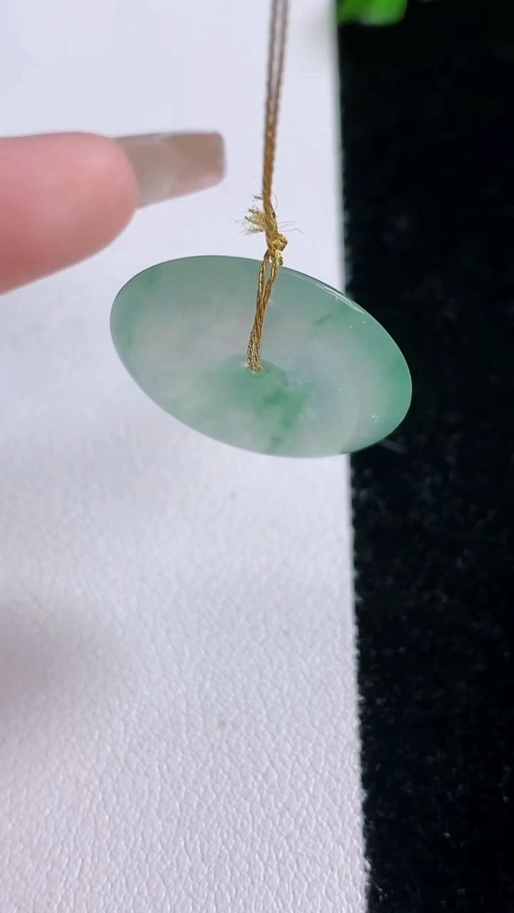 天然A货翡翠平安扣吊坠，尺寸22-4.4，重量:4.47g
3月7日