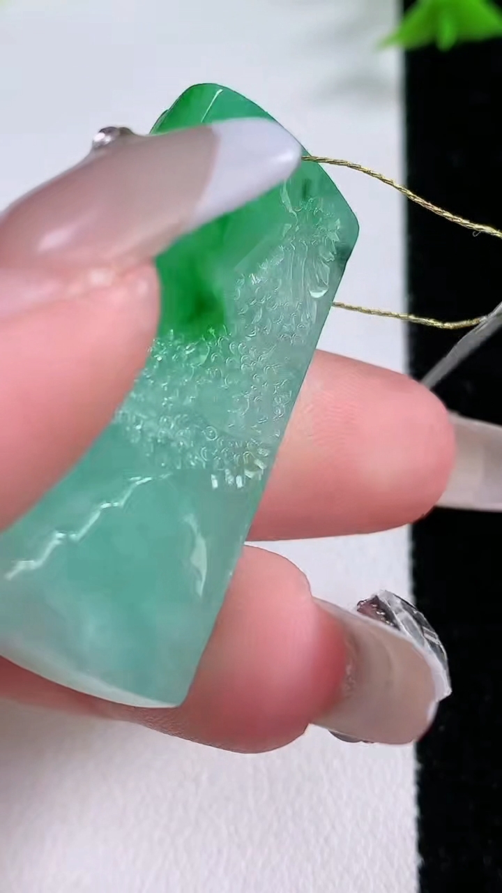 天然A货翡翠山水牌吊坠，尺寸40.5-17.5-7，重量:14.11g
3月7日