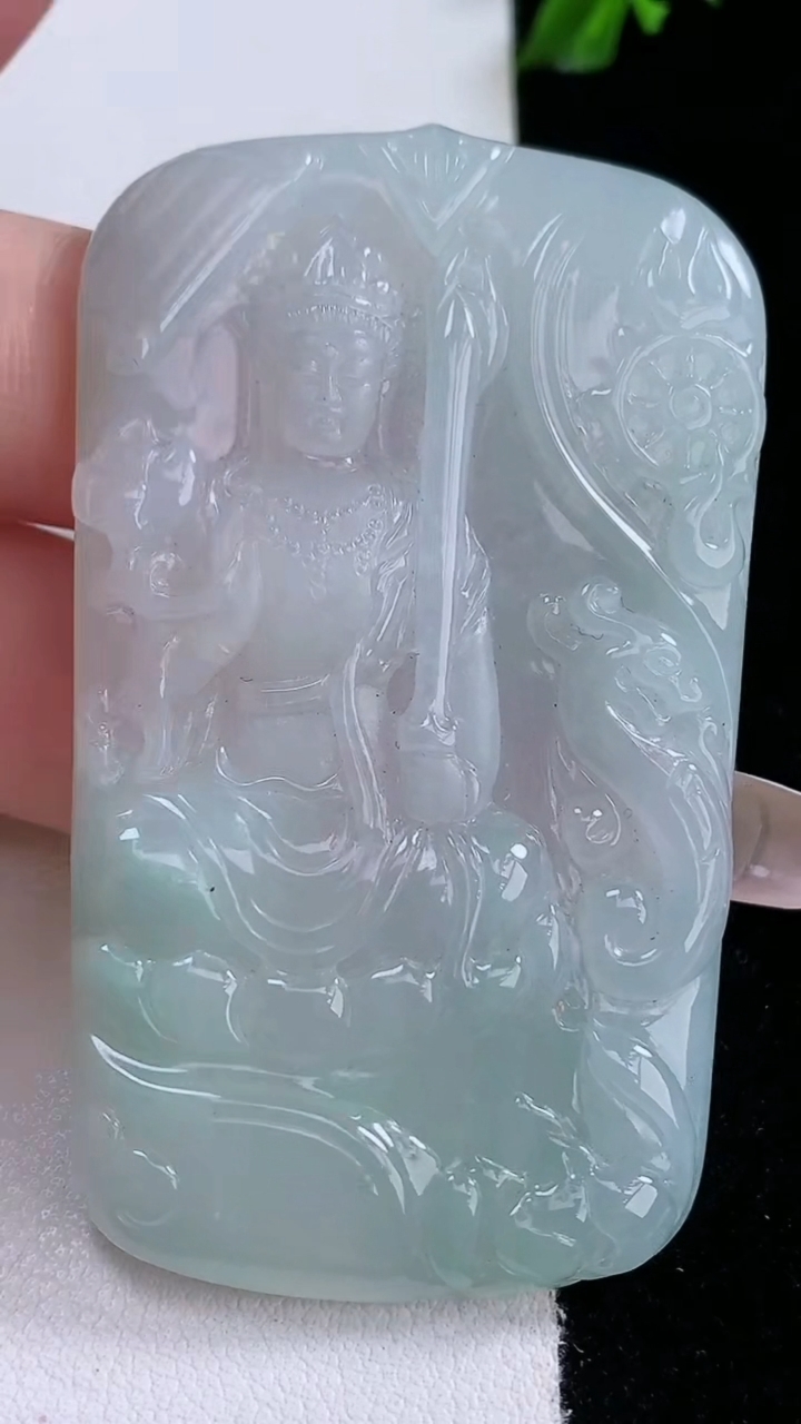 天然A货翡翠虚空藏菩萨吊坠，尺寸62.5-37.4-4.8，重量:29.48g
3月7日