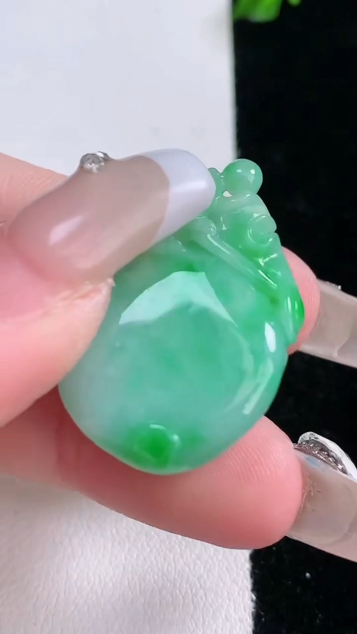 天然A货翡翠寿桃吊坠，尺寸31.2-19.5-10.3，重量:9.65g
3月7日