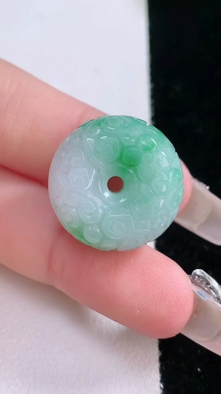 天然A货翡翠雕花路路通吊坠，尺寸20.7-11.6，重量:10.52g
3月7日