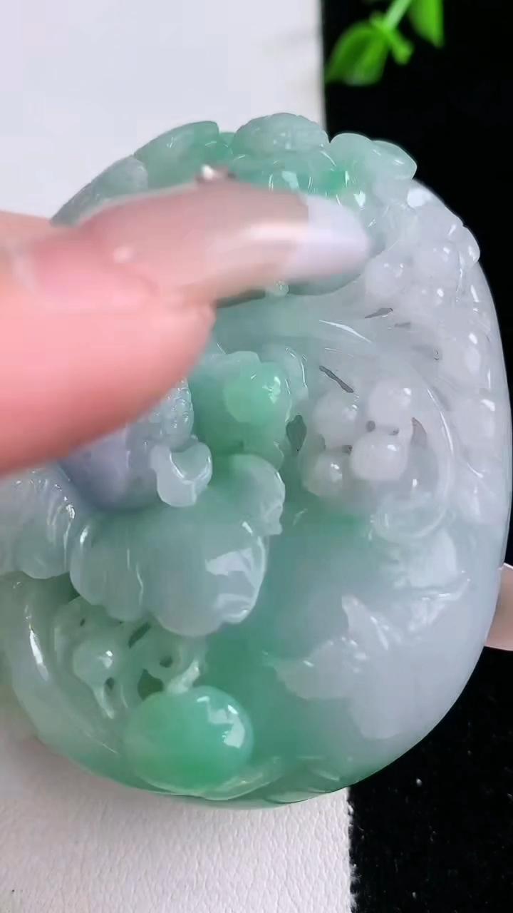 天然A货翡翠鸟语花香吊坠，尺寸56.8-45.3-10.5，重量:60.00g
3月7日