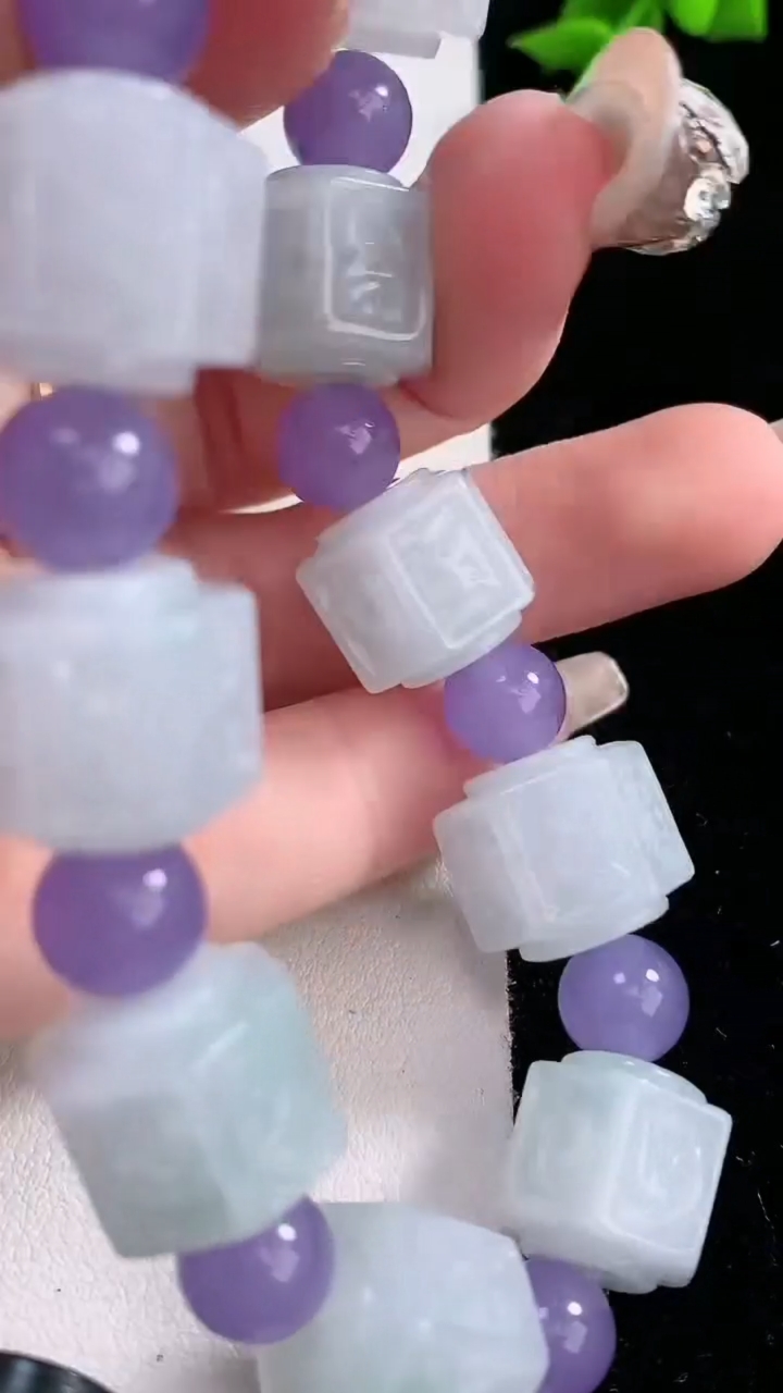 天然A货翡翠路路通手串，尺寸12.6-12-11颗，重量:62.03g3月7日
工厂直销收藏佳品,种好水足，色泽均匀，有种有色，上手高大气！