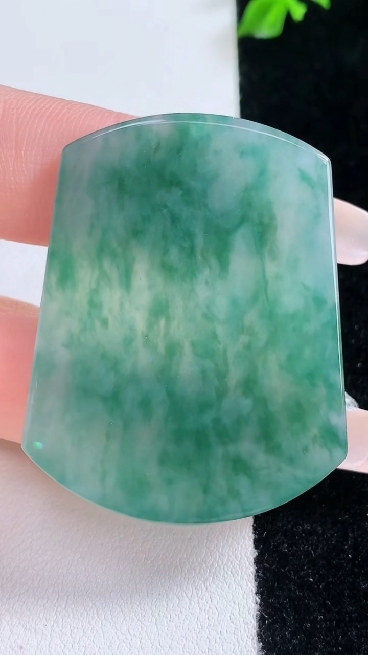 天然A货翡翠飘花无事牌镶嵌件，尺寸43.6-35-4.5，重量:20.00g
3月7日