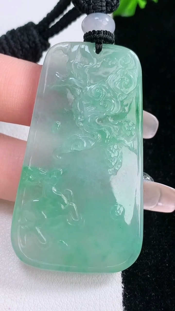 天然A货翡翠梅花鹿吊坠，尺寸54.3-30.2-5，重量:25.25g
3月7日