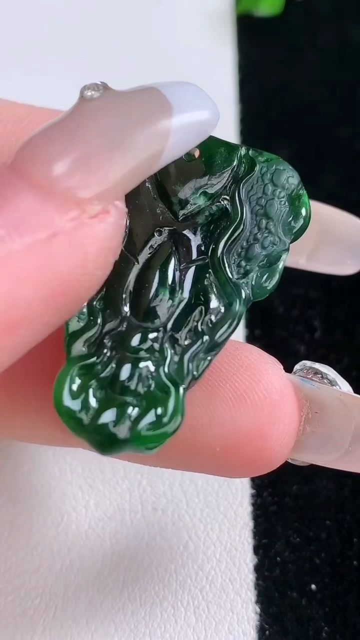 天然A货翡翠龙牌吊坠，尺寸32.7-23.6-11.7，重量:10.63g
3月7日