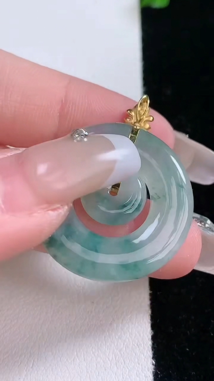 天然A货翡翠种飘花母子平安扣吊坠，尺寸27.5-3.2，重量:5.77g
3月7日